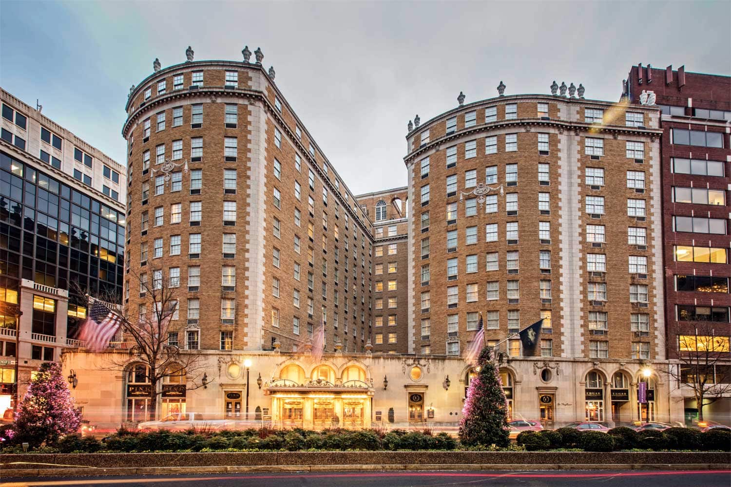 the-mayflower-hotel-exterior-lights